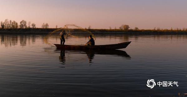 松花江畔夕阳映晚霞 美景如画