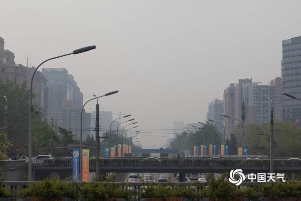 北京空气质量不佳 市民出行口罩遮面