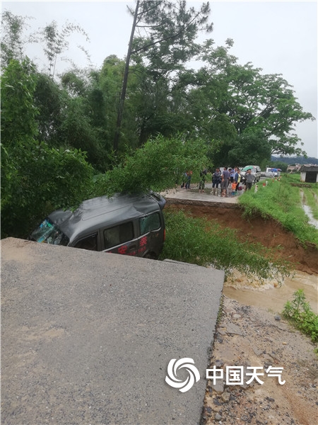 短时大暴雨！广东清远桥梁被洪水冲断