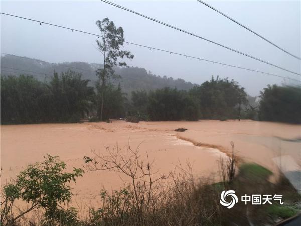 短时大暴雨！广东清远桥梁被洪水冲断