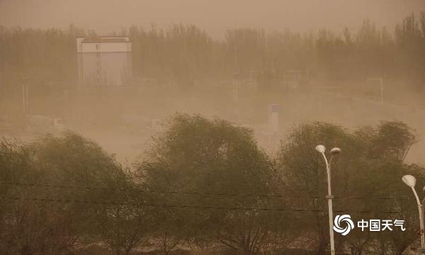 新疆南部多地风起沙扬 天空一片昏黄