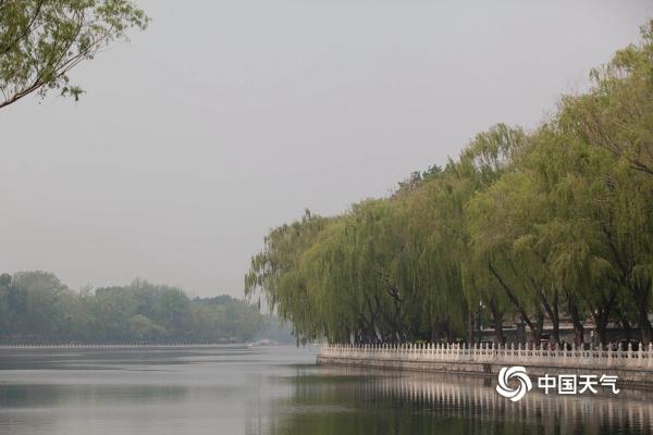 北京空气质量不佳 市民出行口罩遮面