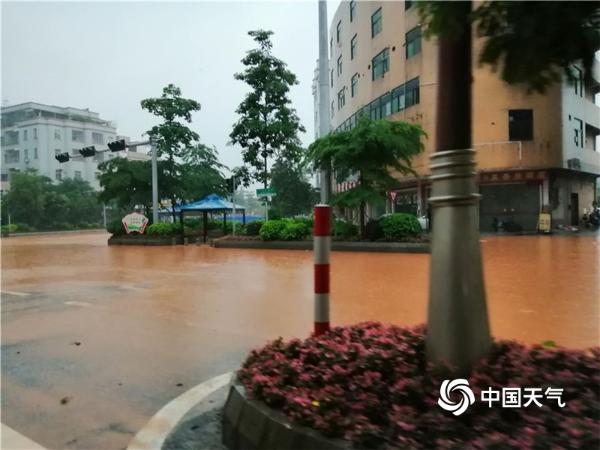 广东新兴短时猛烈降雨 县城汪洋一片学生淌水返校