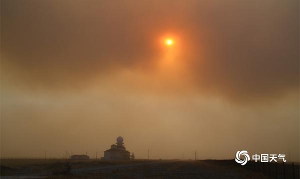 强沙尘暴袭击内蒙古满洲里 黄沙遮天蔽日