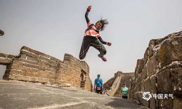 长城上的马拉松 用脚步丈量长城