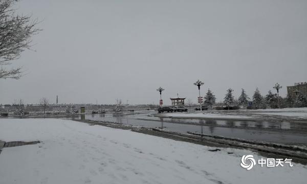 内蒙古锡林郭勒盟四月暴雪袭城 路面积雪结冰出行难