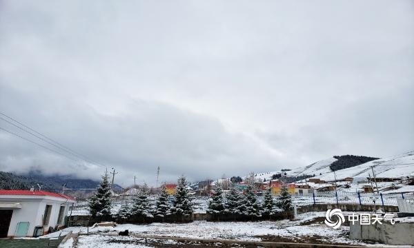 新疆乌鲁木齐南山重回银白世界