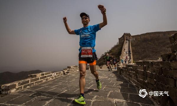 长城上的马拉松 用脚步丈量长城