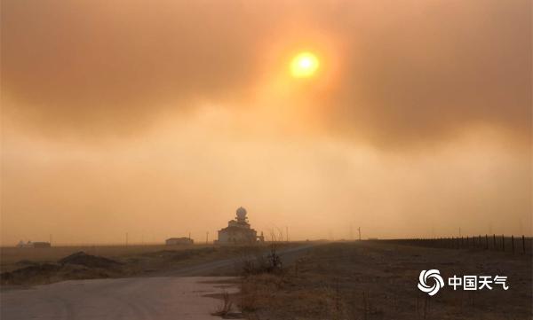 强沙尘暴袭击内蒙古满洲里 黄沙遮天蔽日