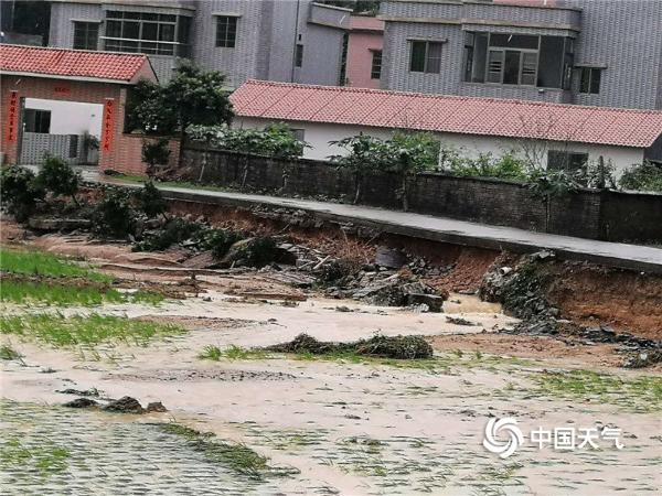 短时大暴雨！广东清远桥梁被洪水冲断