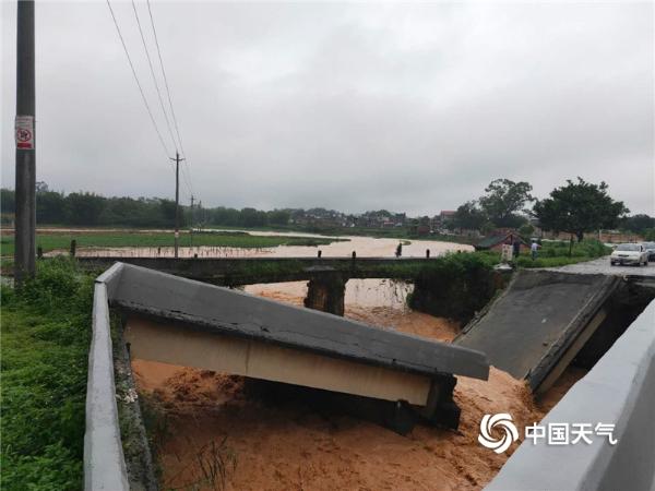 短时大暴雨！广东清远桥梁被洪水冲断
