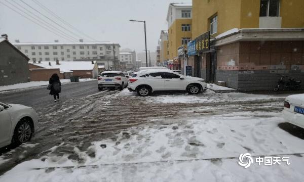 内蒙古锡林郭勒盟四月暴雪袭城 路面积雪结冰出行难