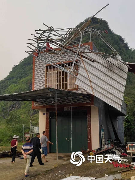 广西忻城象州多地遇大风冰雹 屋顶车窗被砸破