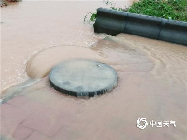 广东新兴短时猛烈降雨 县城汪洋一片学生淌水返校