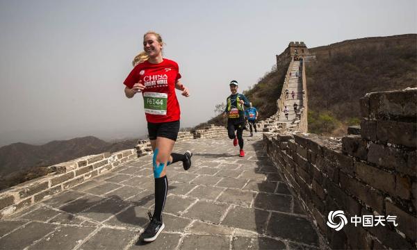 长城上的马拉松 用脚步丈量长城