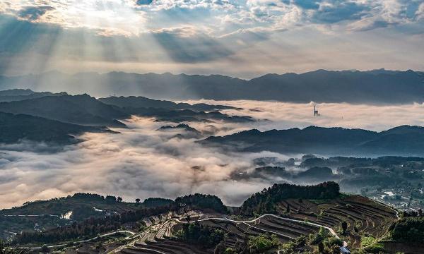 云雾深处有人家 重庆南川平流雾美景似仙境