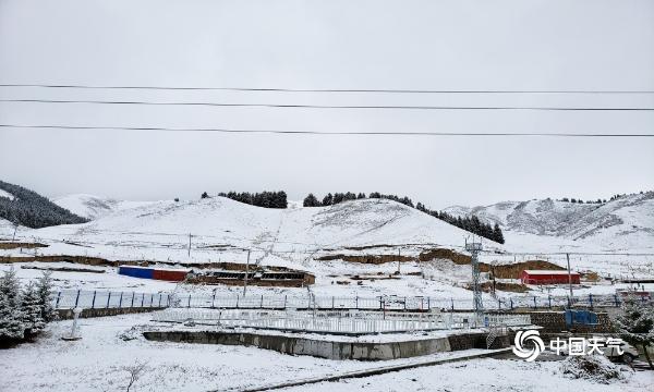 新疆乌鲁木齐南山重回银白世界