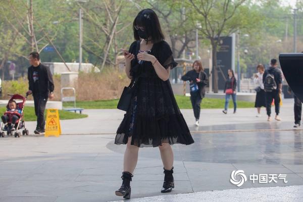 晴热下的北京街头 裙装美女闪亮登场