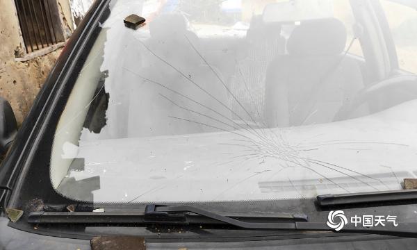 广西忻城象州多地遇大风冰雹 屋顶车窗被砸破