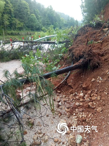 强降雨致贵州玉屏县出现山体滑坡 多地交通受阻