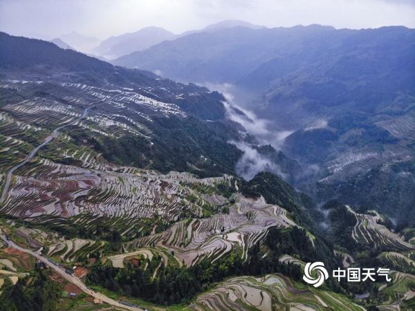雨后云雾绕青山 赏贵州从江奇美梯田