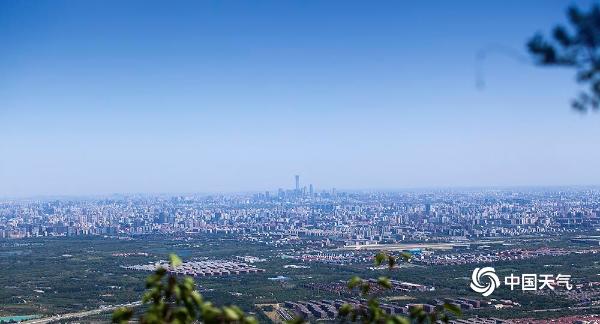 大风刮出北京蓝！ 香山远眺京城地标建筑