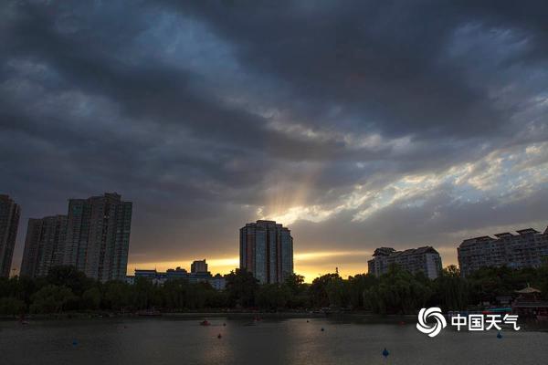 京城雨后阳光破云播撒大地 宛如“佛光普照”