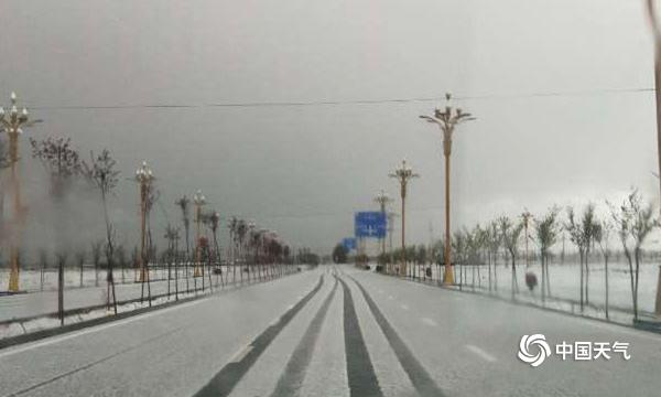 新疆巴里坤冰雹来袭 覆盖大地犹如5月飞雪