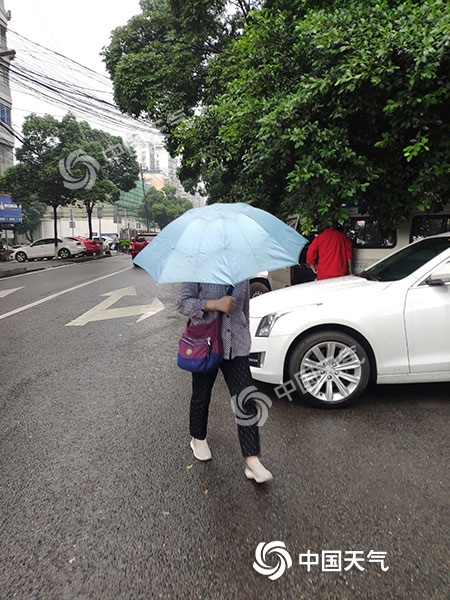 重庆强降雨致渝北省道101线塌方 明起天气转好降雨停