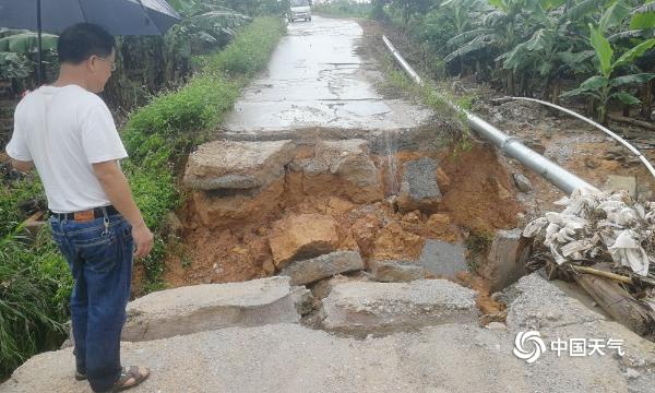 广西多地遭遇强降雨 积水没过行人大腿道路损毁严重