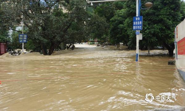 广西多地遭遇强降雨 积水没过行人大腿道路损毁严重