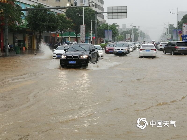 广东“龙舟水”来袭多地变“海” 未来三天强降雨频繁