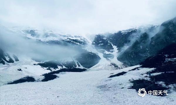 世外仙境 梅里雪山雨崩村云雾缭绕银装素裹