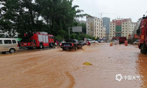 暴雨袭击广东河源 滑坡频发阻交通