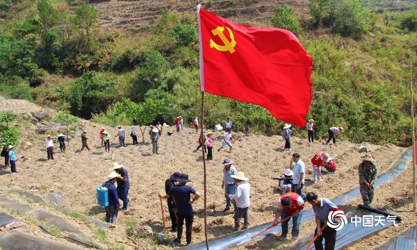 一组图致敬酷热干旱中的云南劳动者！