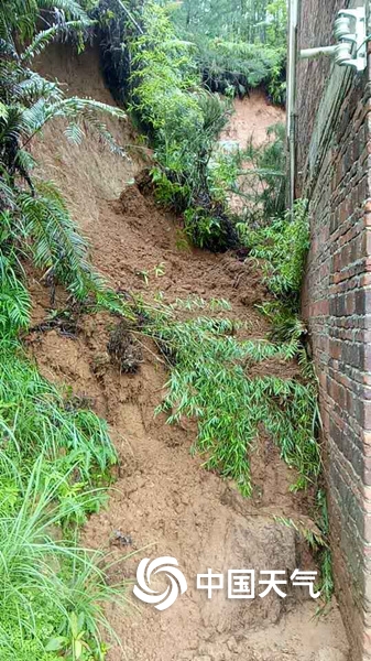 暴雨袭击广东河源 滑坡频发阻交通