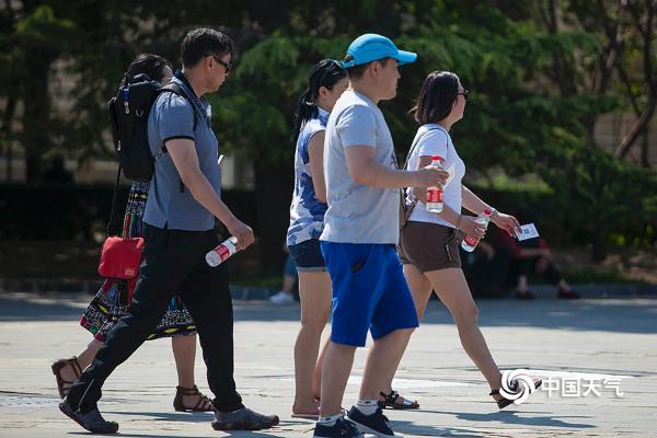 北京气温破30℃晴热暴晒 街头行人着装清凉