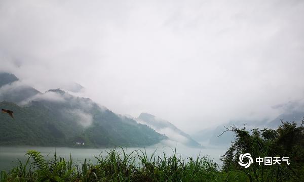 重庆彭水乌江烟雨袅绕 宛如水墨画