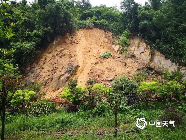 强降雨致贵州玉屏县出现山体滑坡 多地交通受阻