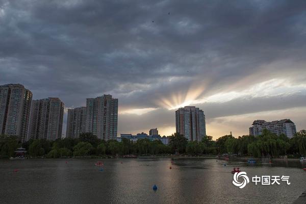 京城雨后阳光破云播撒大地 宛如“佛光普照”