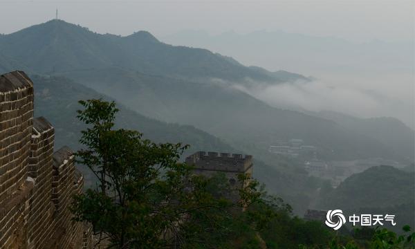 河北金山岭长城 雨后晨雾萦绕似仙境