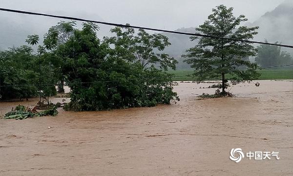 广西多地遭遇强降雨 积水没过行人大腿道路损毁严重