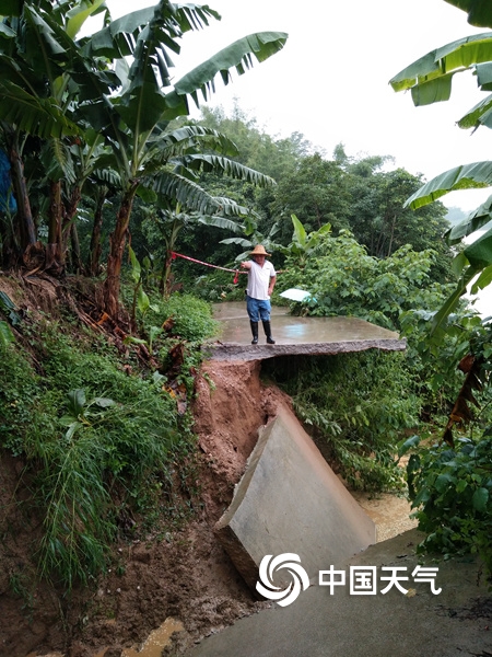 广西多地遭遇强降雨 积水没过行人大腿道路损毁严重