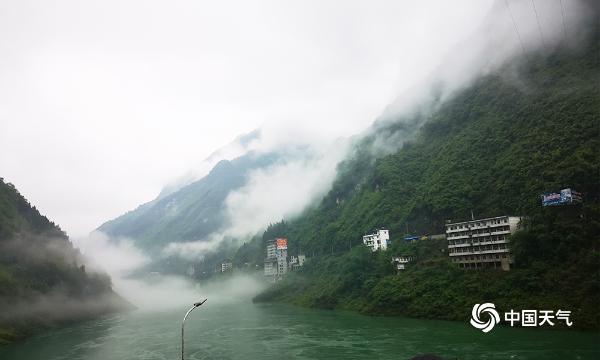 重庆彭水乌江烟雨袅绕 宛如水墨画