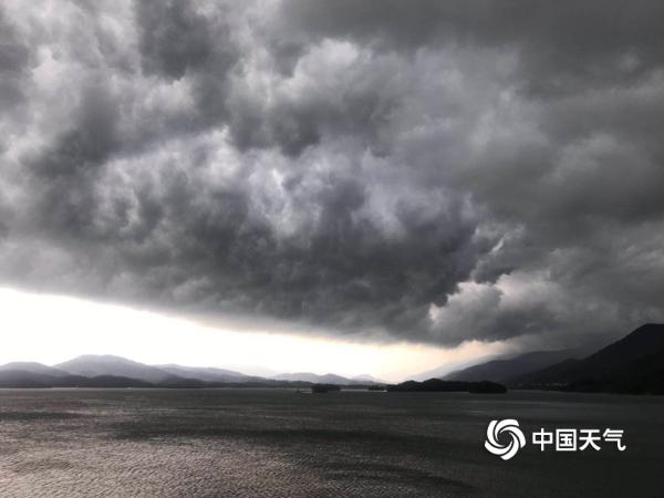暴雨前夕 广东高州“黑云压顶”犹如科幻大片