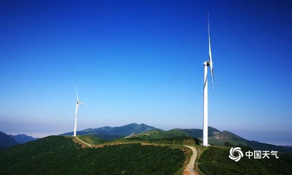 防雷一线 湖南娄底新化县气象人检测大熊山发电场