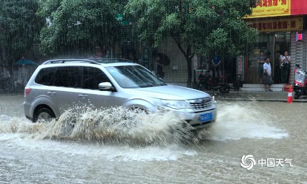 广西河池多地暴雨成灾 阻碍群众交通出行