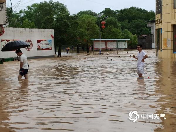 江西：强降雨转战南部 农田道路被淹 水库忙泄洪