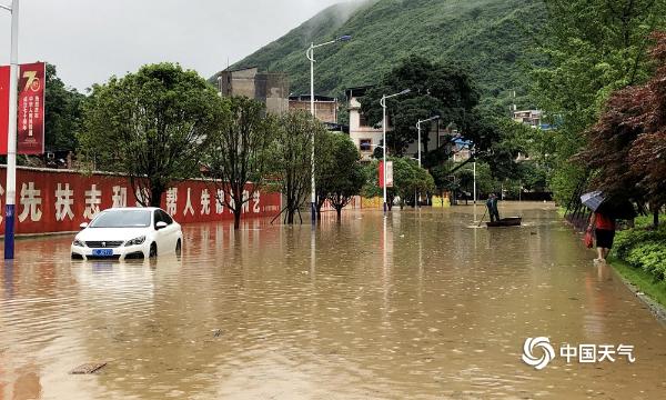 一片汪洋！广西北部强降雨内涝严重 市民划船出行