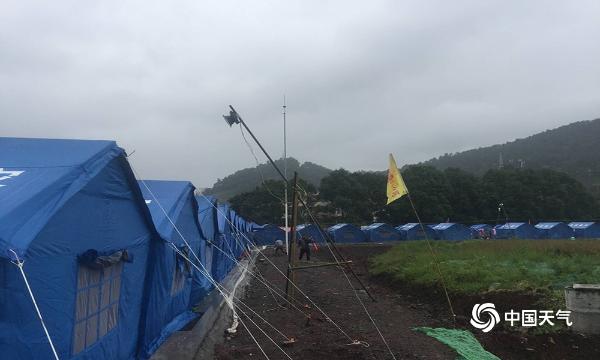 四川宜宾震区普降中到大雨 前线工作人员严阵以待